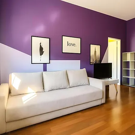 Aura Residency - Balcony - Steps To Main Attractions *