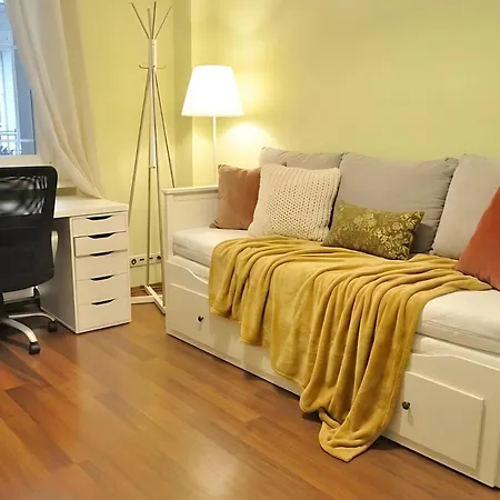 Aura Residency - Balcony - Steps To Main Attractions شقة