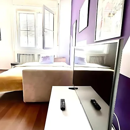Апартаменты Aura Residency - Balcony - Steps To Main Attractions *