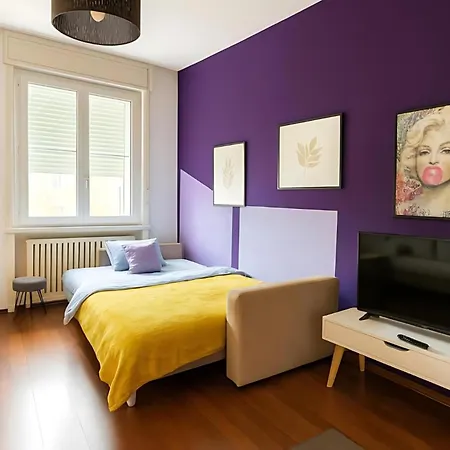 Aura Residency - Balcony - Steps To Main Attractions *