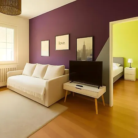 Aura Residency - Balcony - Steps To Main Attractions شقة *